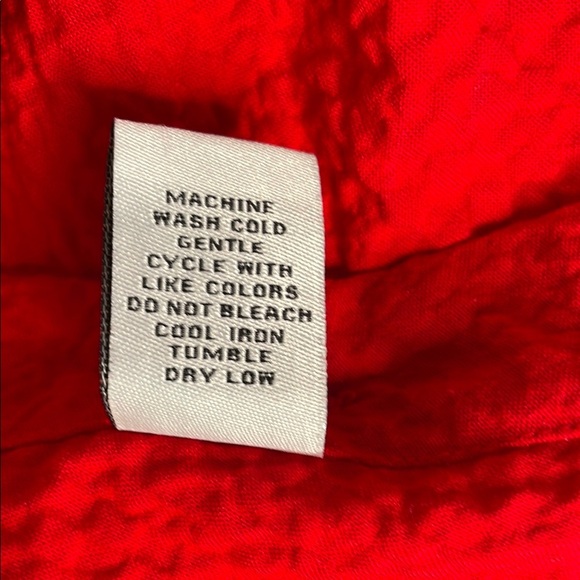 Habitat Crinkle Crepe Solid Side Button Pullover in Apple - Picture 4 of 8